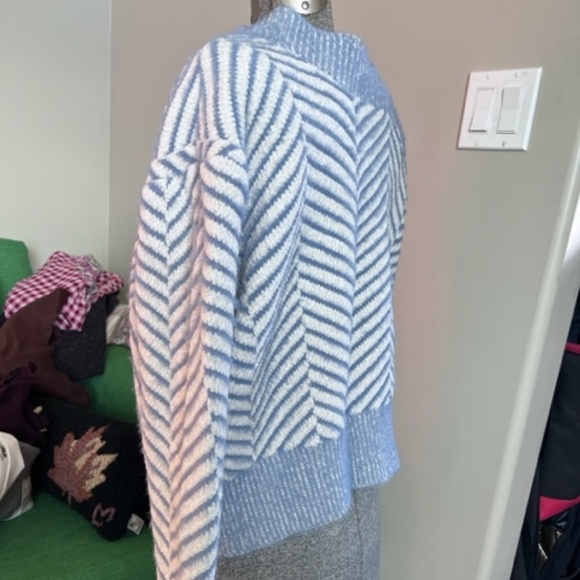 sweater - Picture 4 of 9